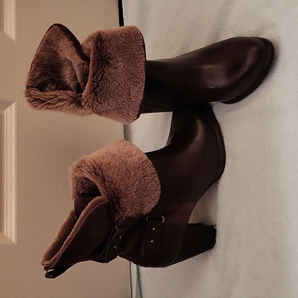 UGGS 100% AUTHENTIC EXCELLENT CONDITION (Like New) - Picture 1 of 16